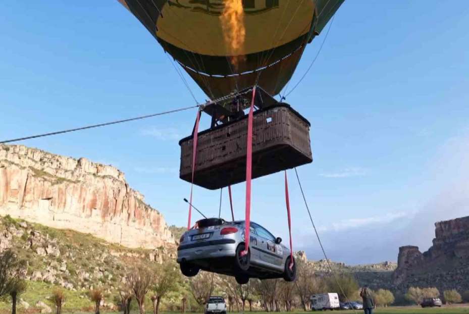 Aksaray’da balonla otomobil uçurdular