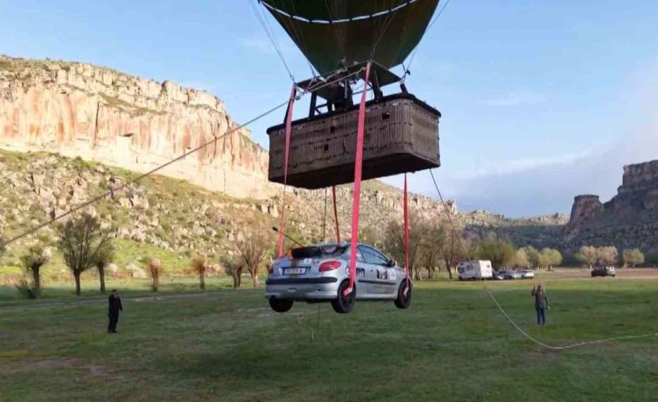 Aksaray’da balonla otomobil uçurdular