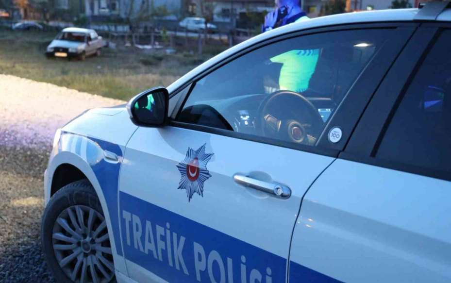 Otomobil şarampole devrildi: Sürücü alkollü ve ehliyetsiz çıktı