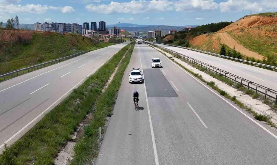 Çanakkale’den aldığı şehitlik toprağını Samsun’a ulaştırmak için pedal çeviriyor: 900 kilometreyi geride bıraktı