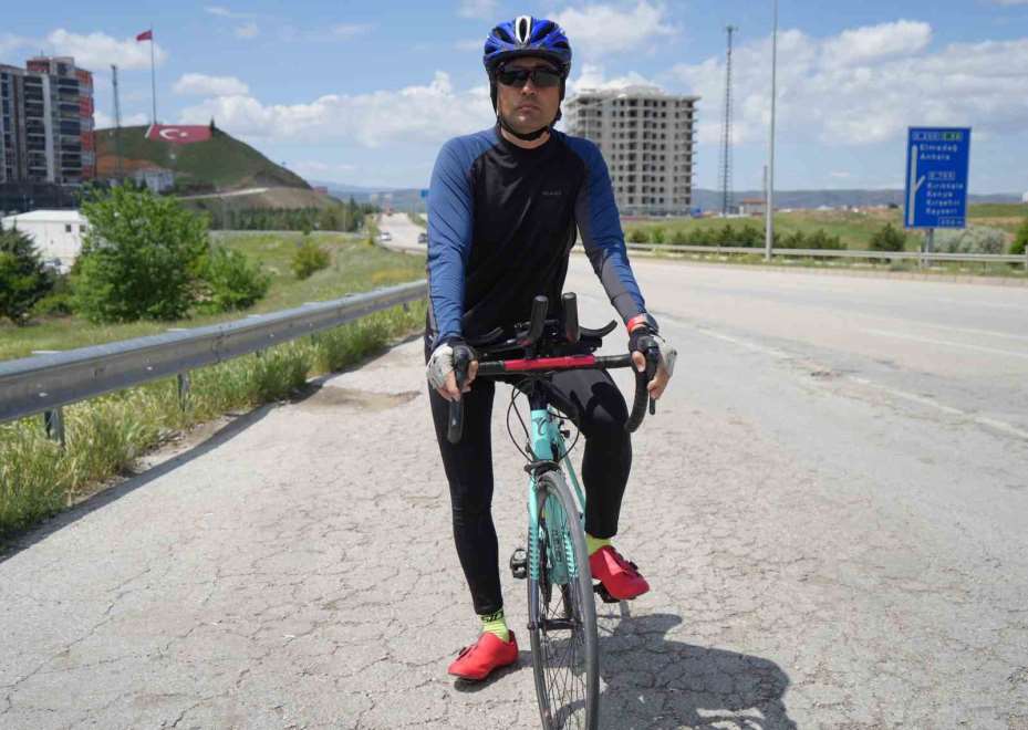 Çanakkale’den aldığı şehitlik toprağını Samsun’a ulaştırmak için pedal çeviriyor: 900 kilometreyi geride bıraktı