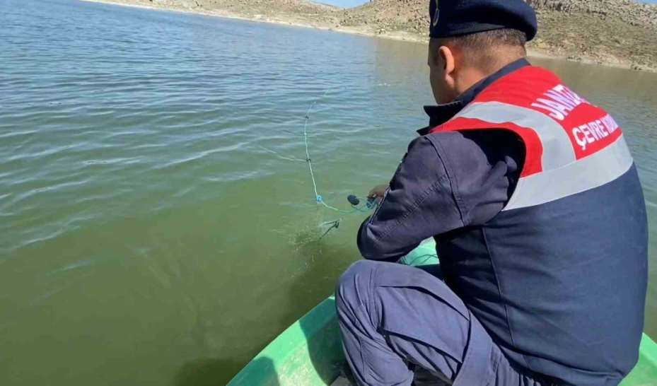 Jandarma barajda 500 metre kaçak ağ buldu