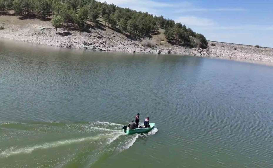 Jandarma barajda 500 metre kaçak ağ buldu
