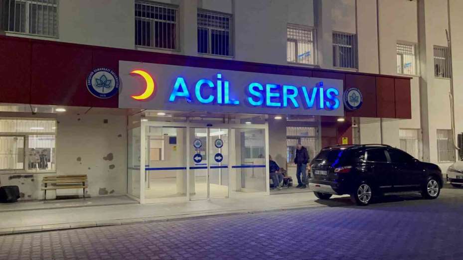 Uygulama noktasından kaçmaya çalışan aracın çarptığı polis yaralandı