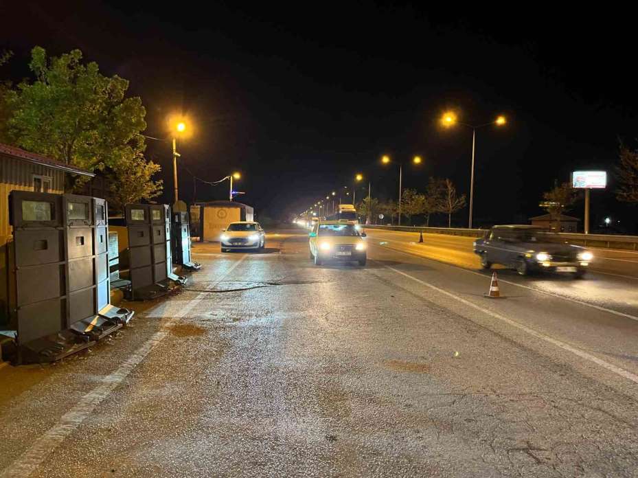 Uygulama noktasından kaçmaya çalışan aracın çarptığı polis yaralandı