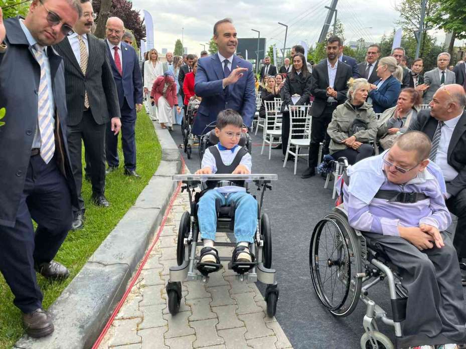 Bakan Kacır: "Ortopedik cihaz üretimine yönelik 643 milyon liralık yatırımı harekete geçirdik"