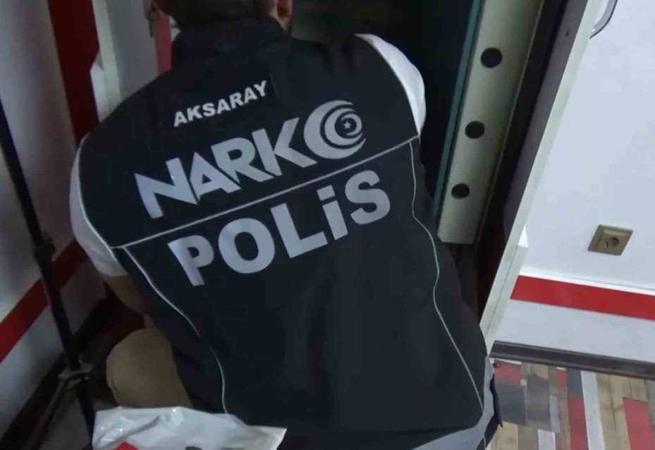 Telefon ve uyuşturucu kaçakçısı telefoncu tutuklandı