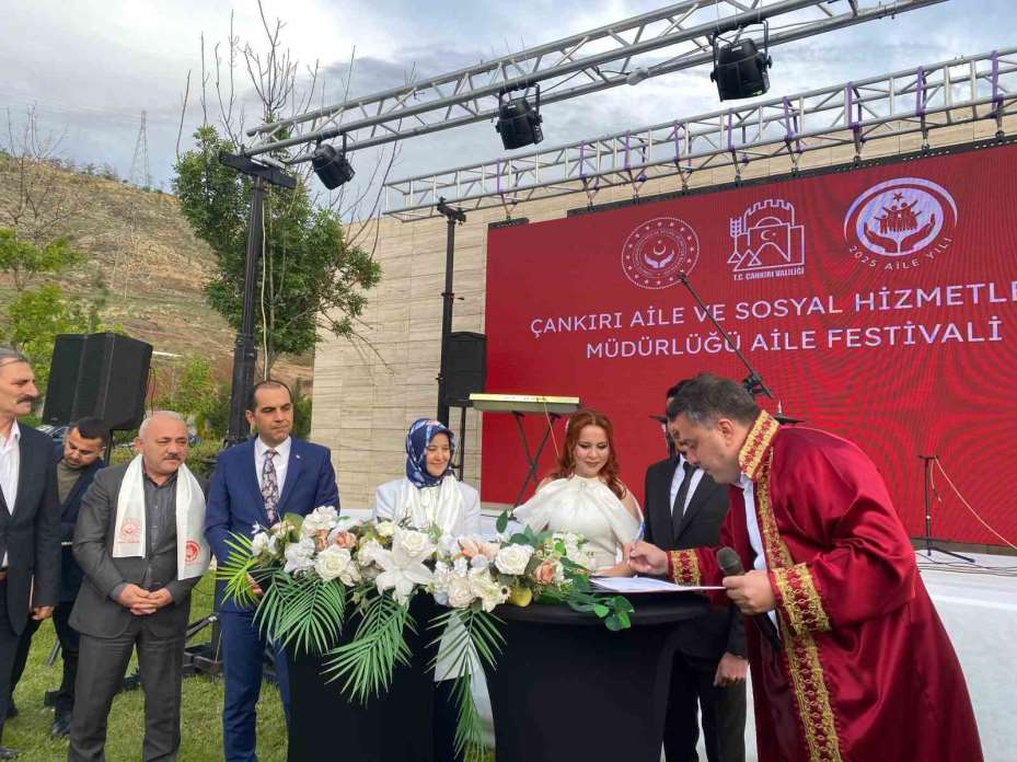 Devlet desteğiyle evlendiler, nikah şahitleri Bakan Yardımcısı Yenigün oldu