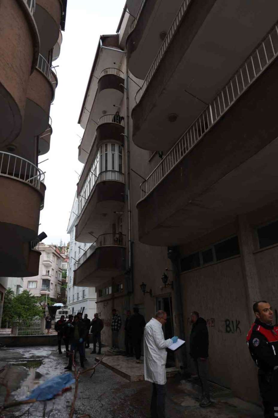 Balkondan düşen kadın hayatını kaybetti