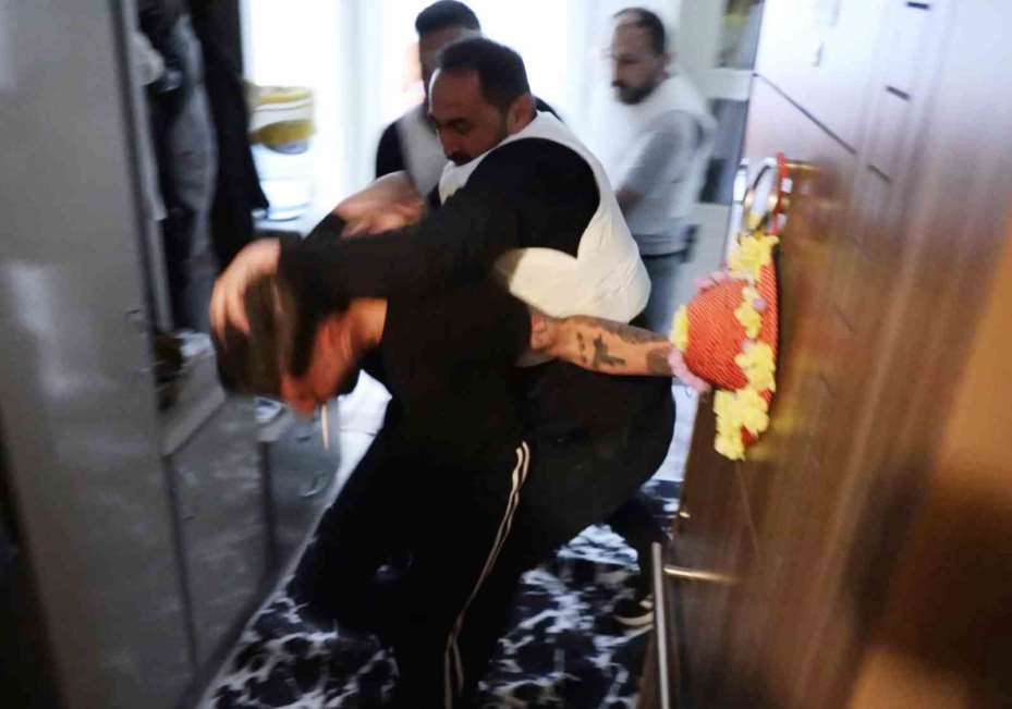 Oyuncak tabancayla polisi alarma geçirdi