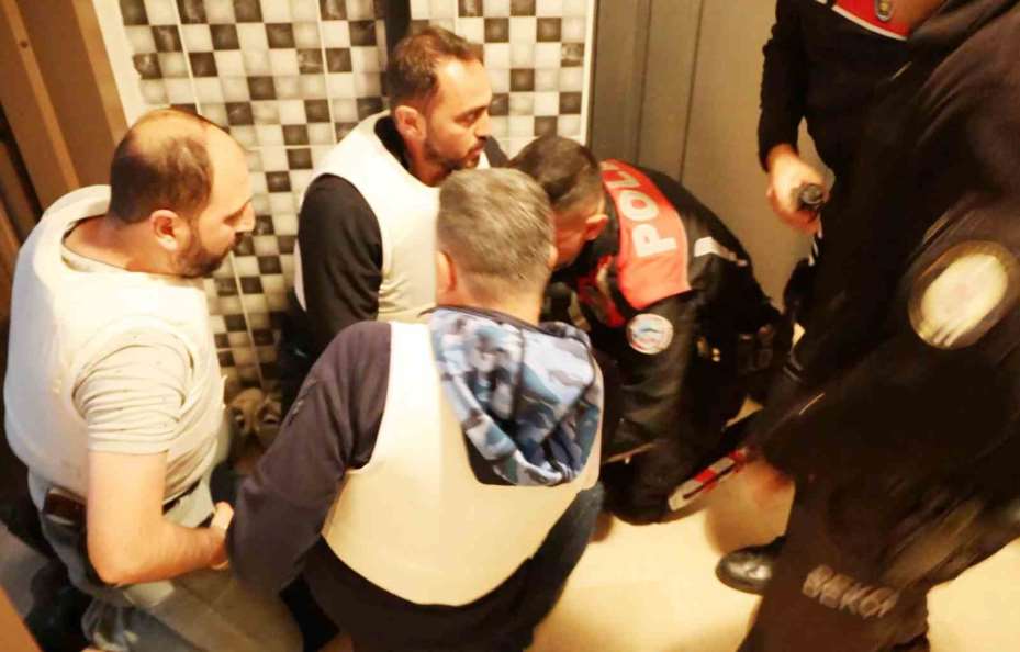 Oyuncak tabancayla polisi alarma geçirdi