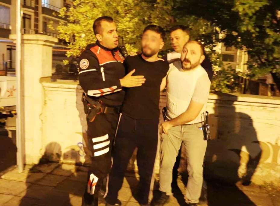 Oyuncak tabancayla polisi alarma geçirdi