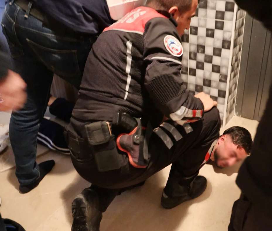 Oyuncak tabancayla polisi alarma geçirdi