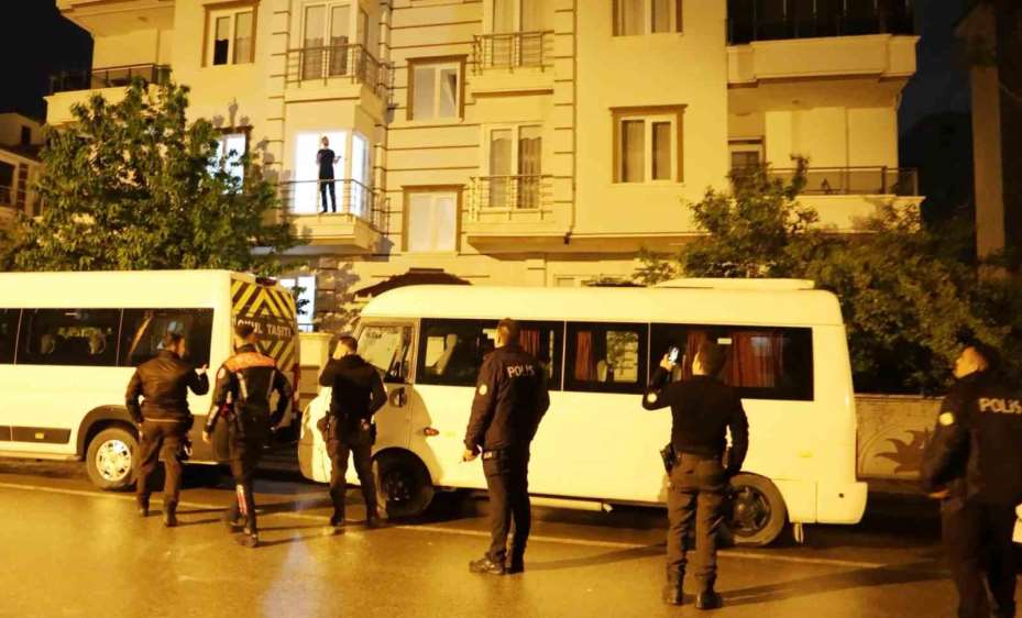 Oyuncak tabancayla polisi alarma geçirdi