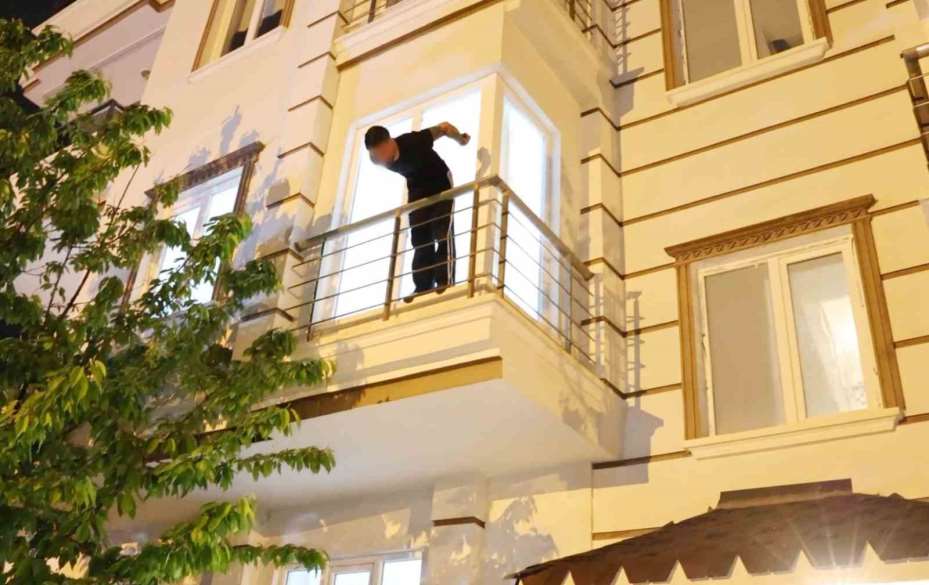 Oyuncak tabancayla polisi alarma geçirdi