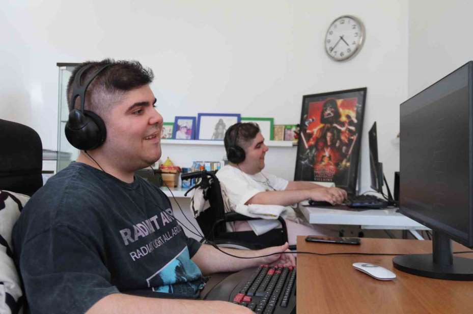 Yalnızca parmaklarını kullanabilen ikiz kardeşler bin parça besteledi
