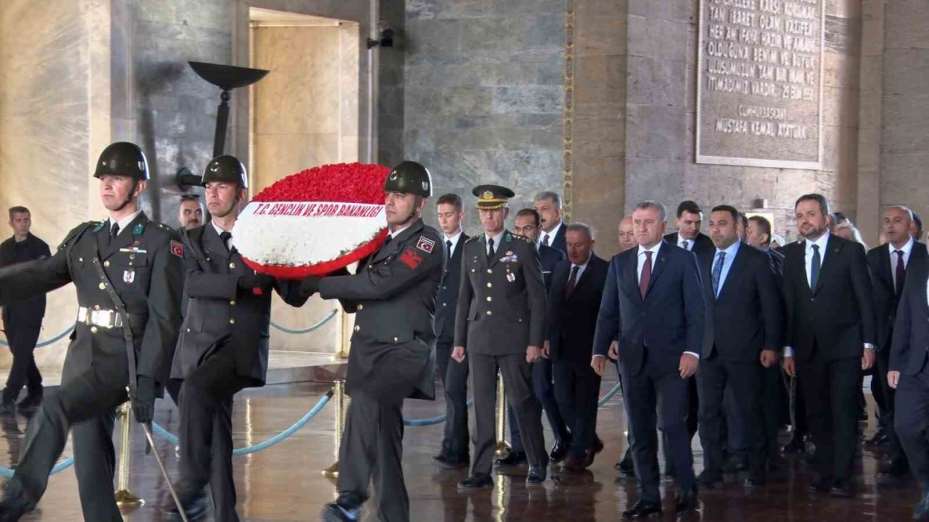 Bakan Bak, gençler ve sporcularla Anıtkabir’i ziyaret etti