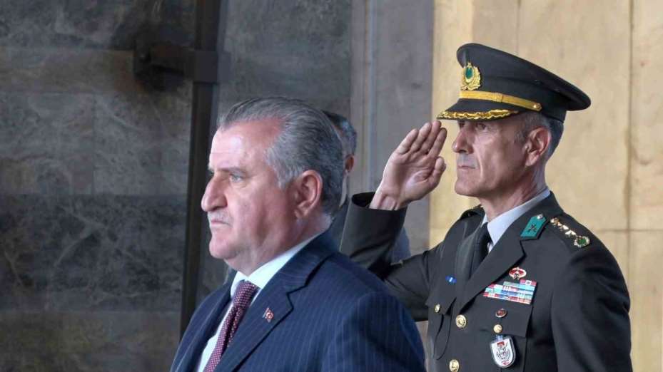 Bakan Bak, gençler ve sporcularla Anıtkabir’i ziyaret etti
