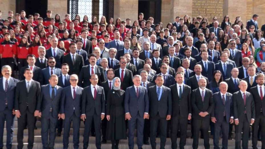 Bakan Bak, gençler ve sporcularla Anıtkabir’i ziyaret etti