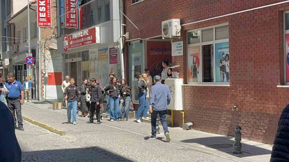 Komşusunun çatısında çıkan yangını terasından film gibi izledi