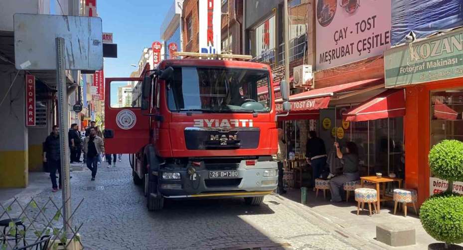 Komşusunun çatısında çıkan yangını terasından film gibi izledi
