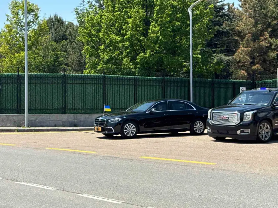Ukrayna Devlet Başkanı Zelenskiy’i taşıyan uçak Ankara’ya indi