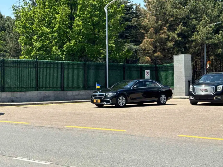 Ukrayna Devlet Başkanı Zelenskiy’i taşıyan uçak Ankara’ya indi