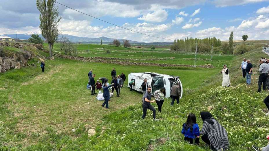 Kayseri’de öğrenci servisi devrildi: 15 öğrenci yaralı