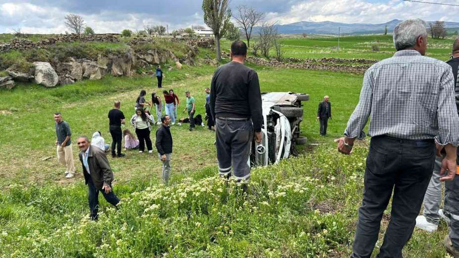 Kayseri’de öğrenci servisi devrildi: 15 öğrenci yaralı