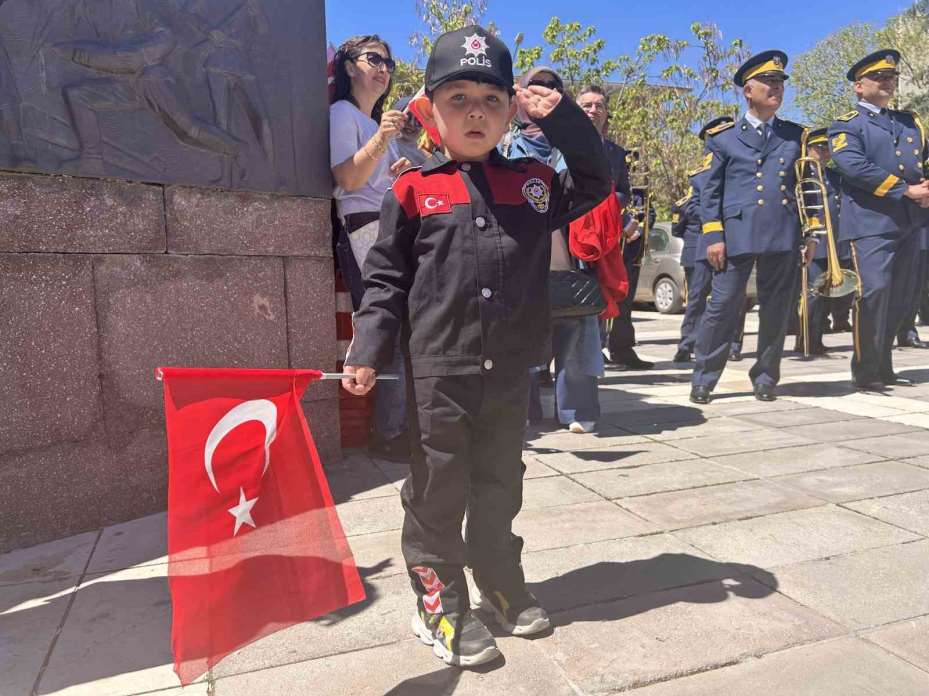 Gençlik Haftası kutlamaları Vilayet Meydanı’nda başladı