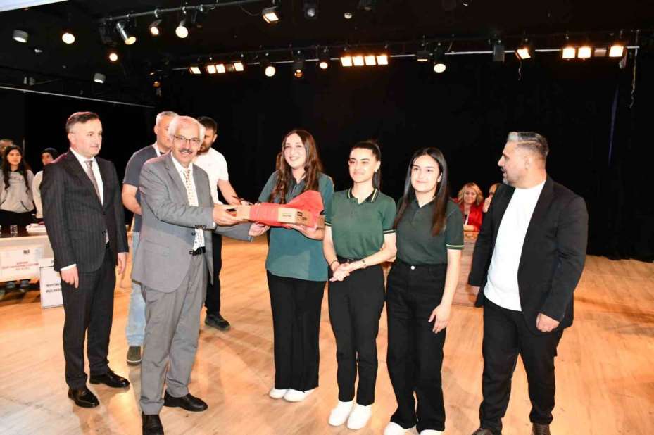 Tomarza Şehit Nazmi Kapucu Anadolu Lisesi il birincisi oldu