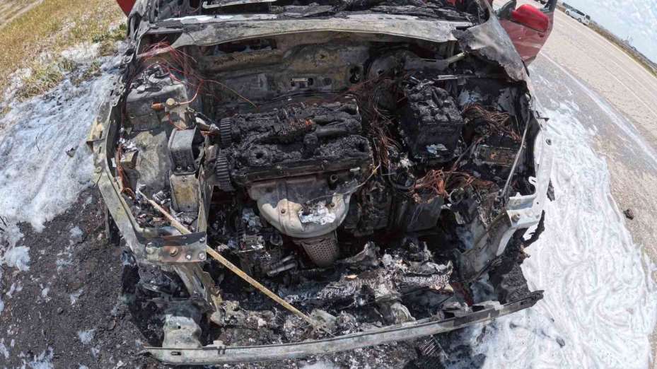 Aksaray’da yanan otomobil hurdaya döndü
