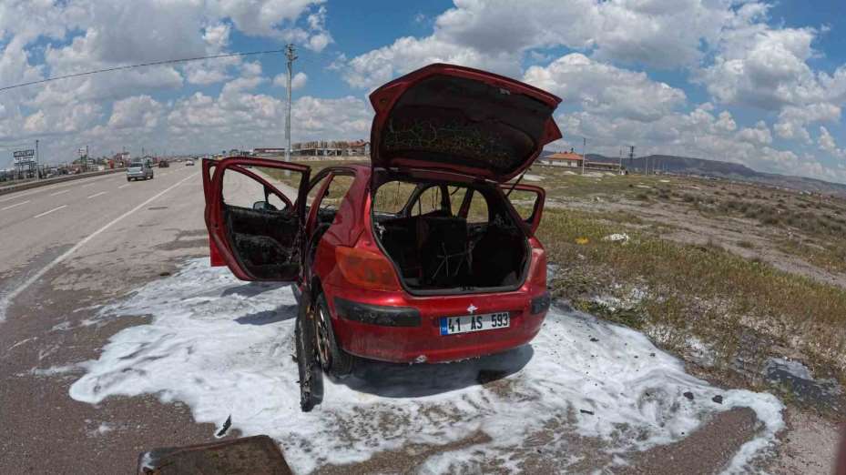 Aksaray’da yanan otomobil hurdaya döndü
