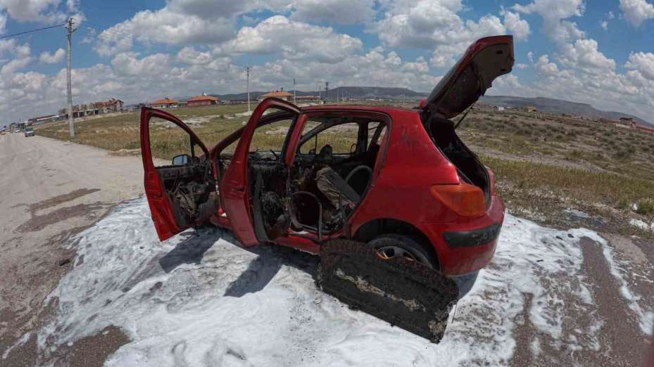 Aksaray’da yanan otomobil hurdaya döndü