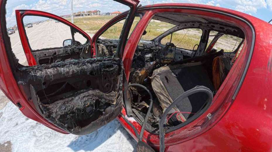 Aksaray’da yanan otomobil hurdaya döndü