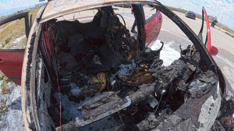 Aksaray’da yanan otomobil hurdaya döndü