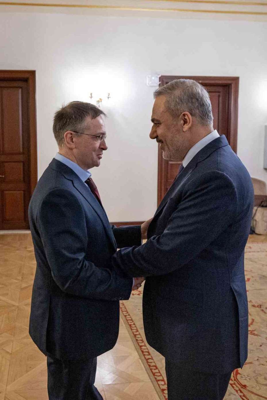 Dışişleri Bakanı Hakan Fidan, Rusya Federasyonu Devlet Başkanı Danışmanı Vladimir Medinski başkanlığındaki Rus heyetiyle bir araya geldi.