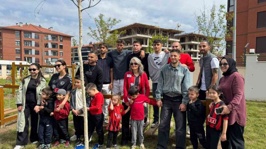 Eskişehirspor futbolcuları özel öğrencileri ziyaret etti