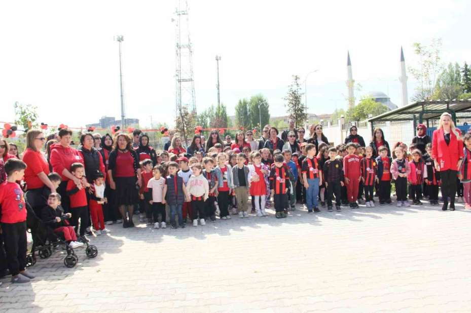 Eskişehirspor futbolcuları özel öğrencileri ziyaret etti