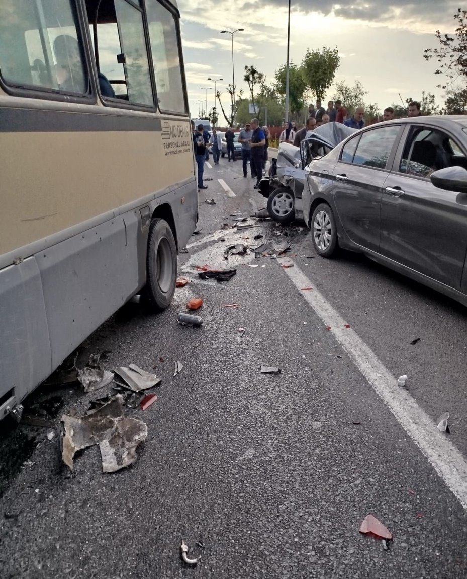 Ankara’da işçi servisi kırmızı ışıkta bekleyen araçlara çarptı: 14 yaralı