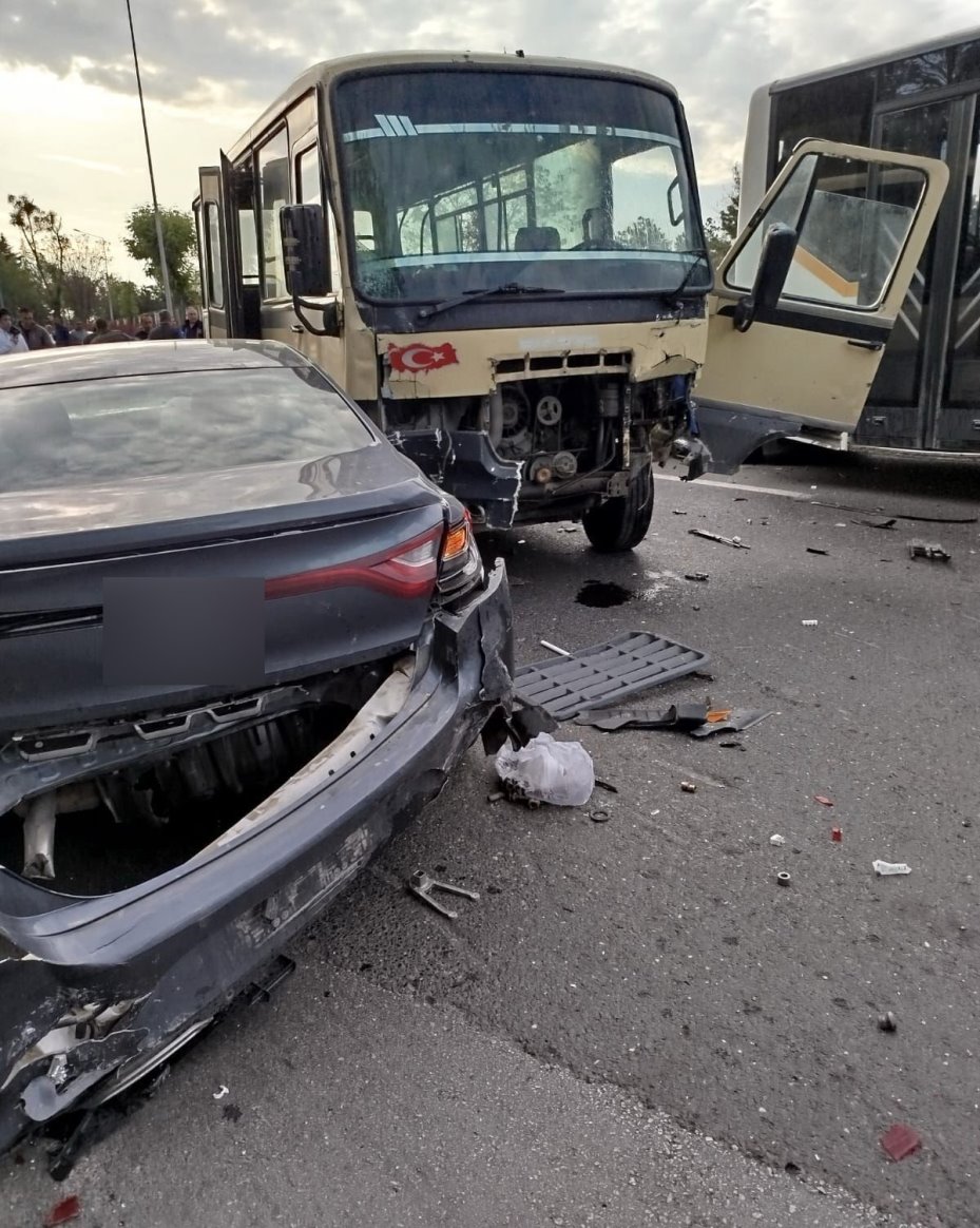 Ankara’da işçi servisi kırmızı ışıkta bekleyen araçlara çarptı: 14 yaralı