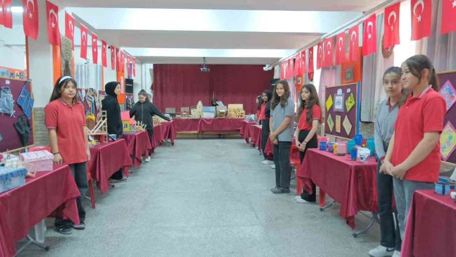 Karaman’da ortaokul öğrencilerinden yılsonu sergisi
