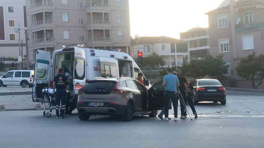 Karaman’da iki otomobil kavşakta çarpıştı: 1 yaralı
