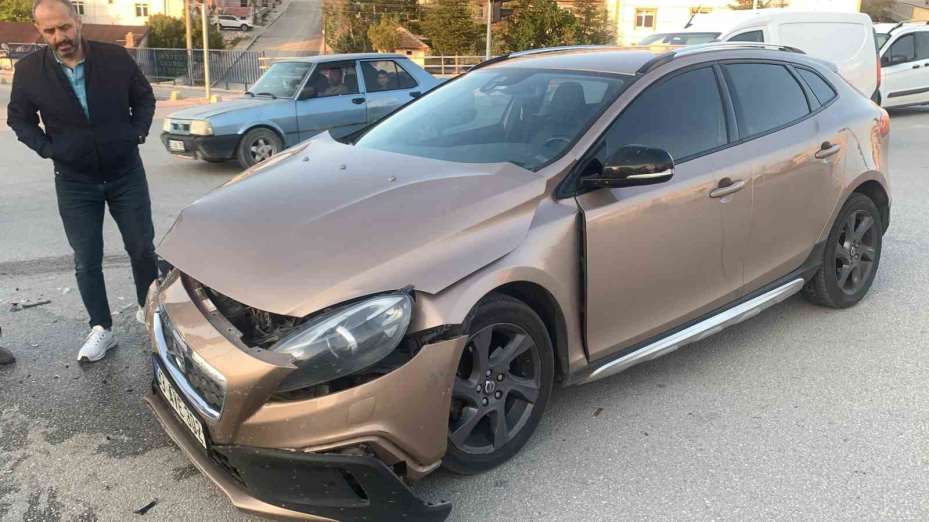 Karaman’da iki otomobil kavşakta çarpıştı: 1 yaralı