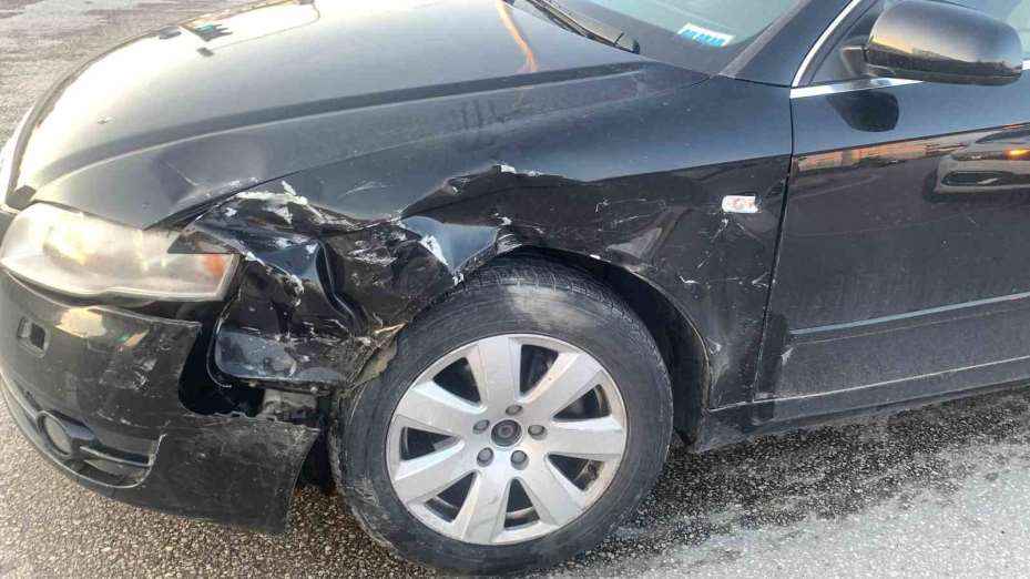 Karaman’da iki otomobil kavşakta çarpıştı: 1 yaralı