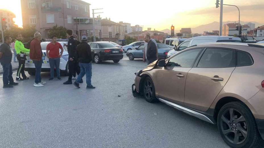Karaman’da iki otomobil kavşakta çarpıştı: 1 yaralı