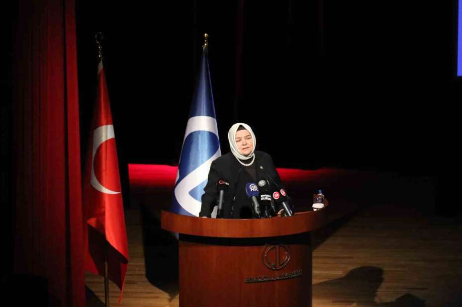 Rektör Adıgüzel kısıtlı imkânlarla bütün çocuklarını okutan ailesinden bahsederken duygulandı