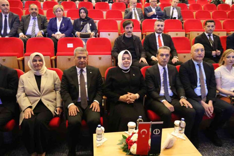 Rektör Adıgüzel kısıtlı imkânlarla bütün çocuklarını okutan ailesinden bahsederken duygulandı