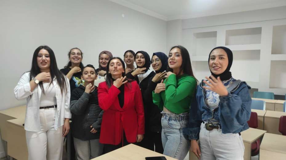 Yozgat’ta işaret dili öğrenerek engelleri kaldırmayı amaçlıyorlar