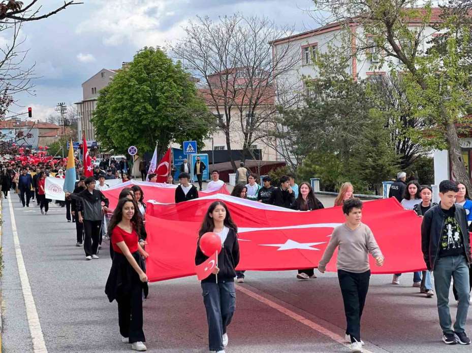 Tomarza’da coşkulu Gençlik yürüyüşü